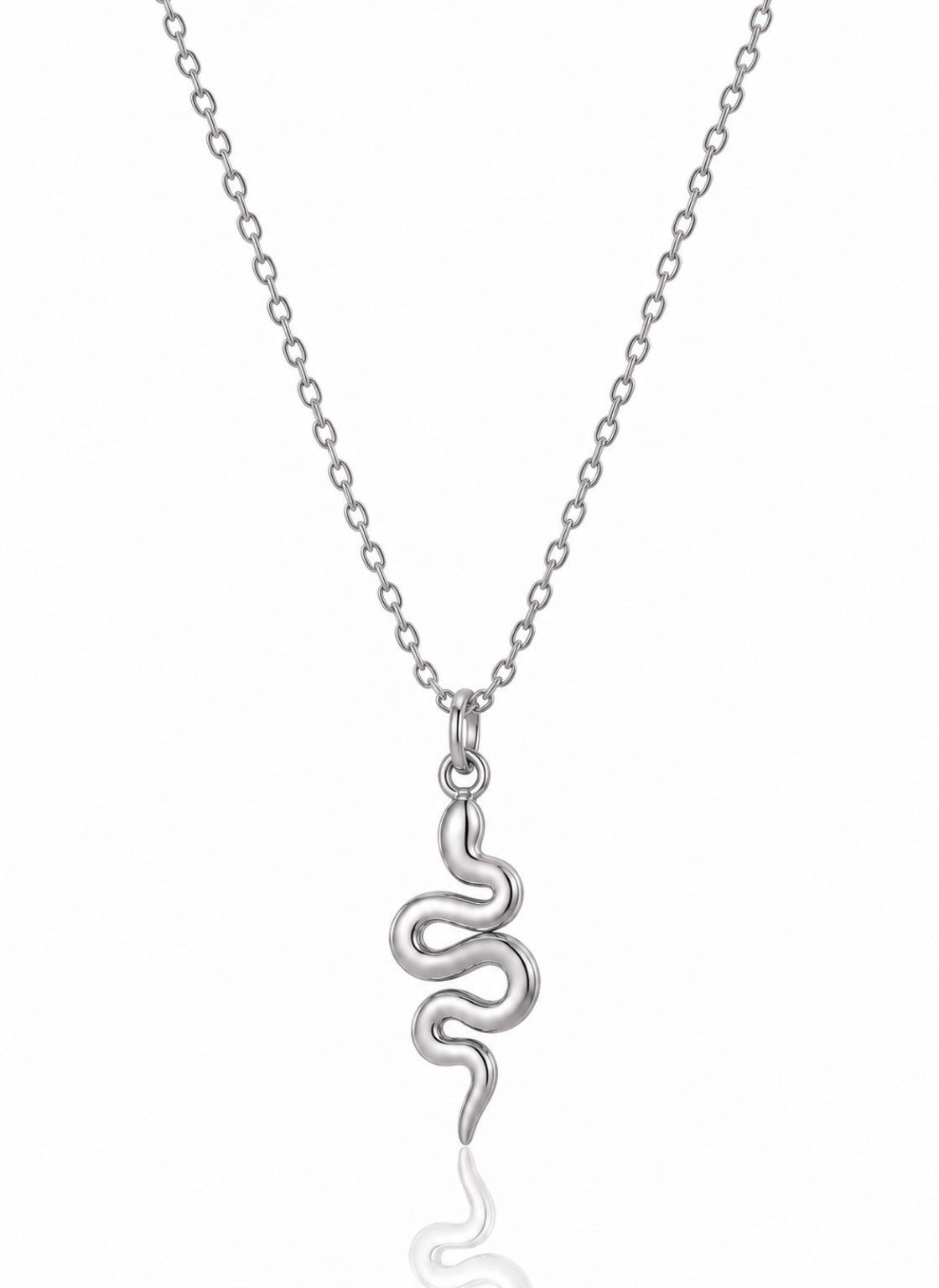 Collar Serpente en plata sobre fondo blanco