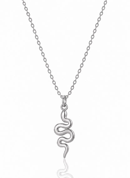 Collar Serpente en plata sobre fondo blanco