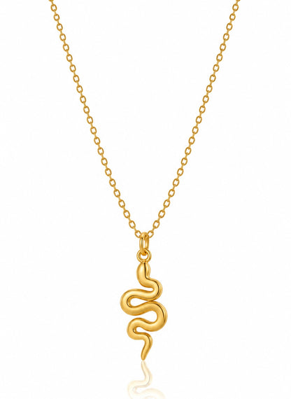 Collar Serpente en oro sobre fondo blanco