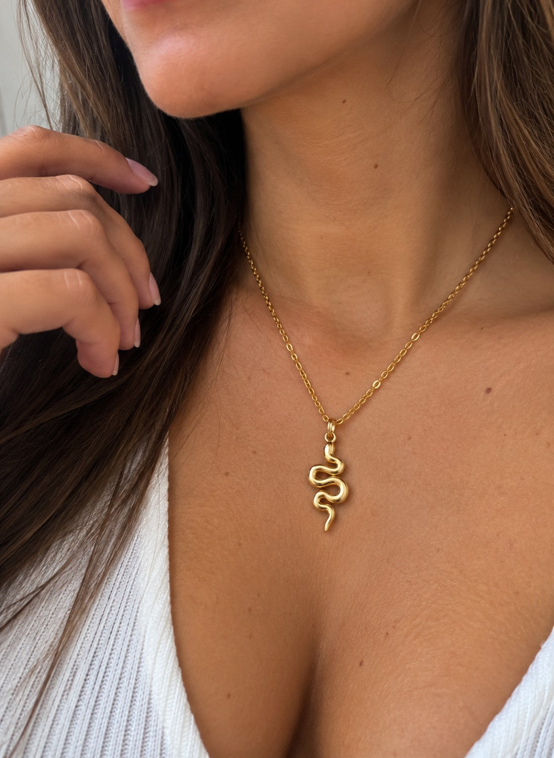 Collar Serpente en oro llevado por una modelo