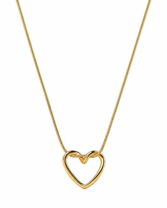 Collar Amour dorado de Virello sobre fondo blanco