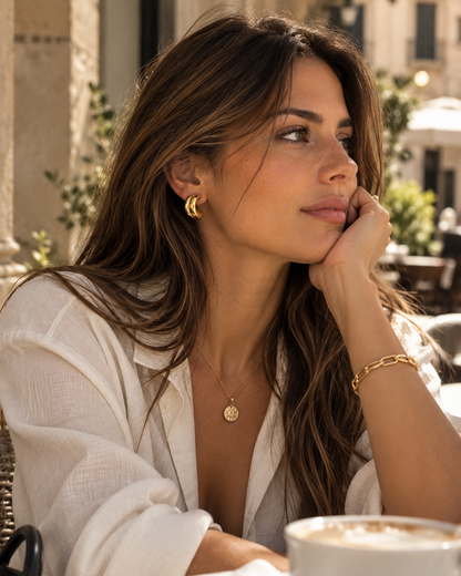 Pendientes Luna dorados en modelo