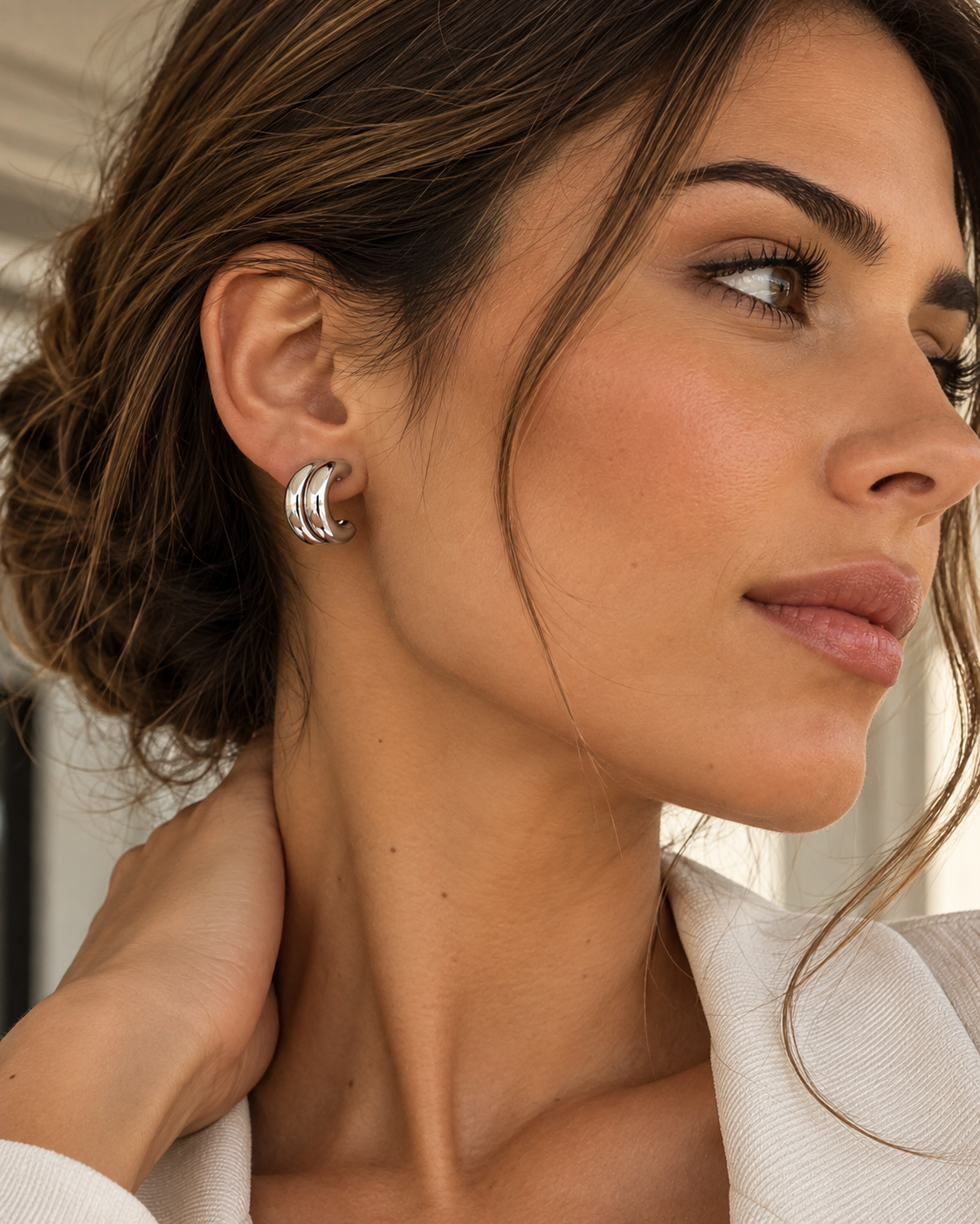 Pendientes Luna plateados en modelo