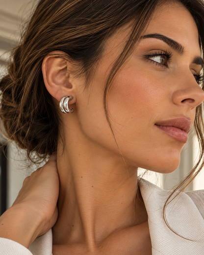 Pendientes Luna plateados en modelo